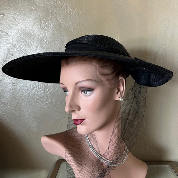 SUMPTUOUS 1940s' BLACK STRAW WIDE BRIM HAT WITH VEILING - Picture 3 of 13
